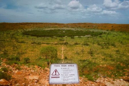 オーストラリアで隕石による巨大なクレーターを発見か、地質学者が主張