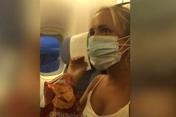 ロシア人女性が思いついた、マスクをしながら食べる方法とは？