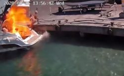 イタリアの港で突然、船が爆発、女性が吹き飛ばされる映像がショッキング