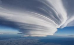 見事な形をした「レンズ雲」、ニュージーランド上空でパイロットが撮影