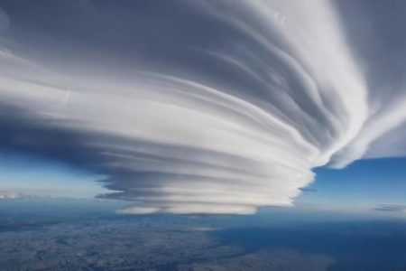 見事な形をした「レンズ雲」、ニュージーランド上空でパイロットが撮影