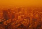 オレンジ色に染まる街…山林火災の煙が漂う米西部で異様な光景