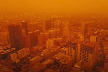 オレンジ色に染まる街…山林火災の煙が漂う米西部で異様な光景