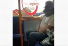 バスの車内で男性の首にヘビ、マスクの代わりに巻きつけていた！【動画】