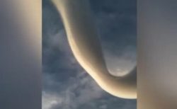 まるでヘビの体みたい！インドネシアの上空に珍しい形をした雲が出現