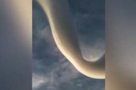 まるでヘビの体みたい！インドネシアの上空に珍しい形をした雲が出現