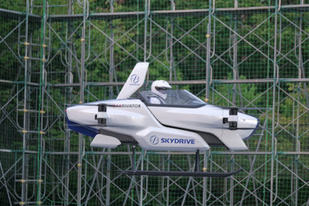 日本が開発する「空飛ぶクルマ」、人が乗った公開テスト飛行に成功