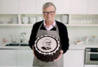 ビル・ゲイツが友人ウォーレン・バフェットの90歳を祝ってケーキを焼く