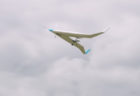 翼の中に客席があるV字型旅客機のプロトタイプ、初めての試験飛行に成功