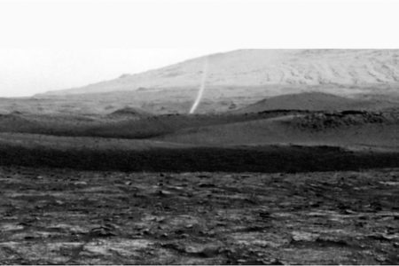 火星に起こったつむじ風の映像を、NASAの探査機が捉えた
