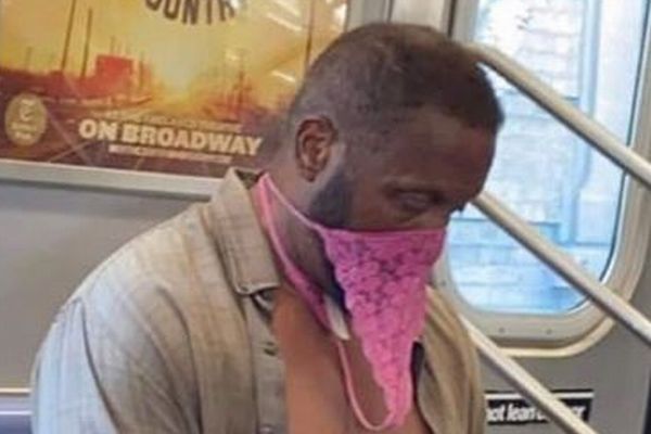 地下鉄で奇妙なマスクをする人々、インスタに投稿された姿がユニークすぎる