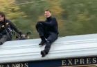 動く列車の上にいる人々を撮影していたら、その中にトム・クルーズがいた！