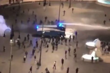 イタリアのローマで新型コロナの制限措置に対する抗議デモ、警察は催涙弾を使用