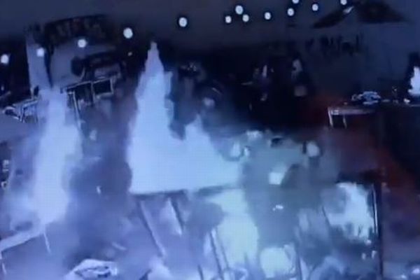 アルゼンチンの屋外レストランで火災、炎に包まれ19歳の女性が死亡