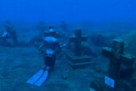 スペインの海底に眠る十字架の墓、一体誰のものなのか？