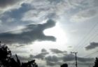 インドネシアの上空にドラゴンそっくりな雲、太陽を飲み込むような姿を撮影