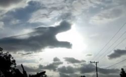 インドネシアの上空にドラゴンそっくりな雲、太陽を飲み込むような姿を撮影