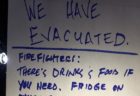 山火事と戦う消防士が無人の家で見つけた張り紙「冷蔵庫に飲み物と食べ物があります」