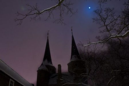 今年のハロウィーンの夜は、珍しい「ブルームーン」が夜空に浮かぶ