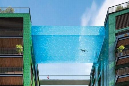 地上35mのビルに架けられる透明なプール、ロンドンでまもなく完成