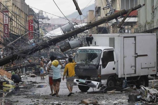 フィリピンにスーパー台風が上陸、激しい風雨で鉄砲水も発生【動画】