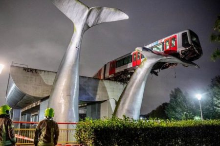 オランダで電車が暴走、運良くアート作品に支えられて落下を逃れる