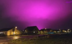 スウェーデンや千葉県でも、空が異様な紫色に染まる
