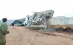 操縦ミスでイスラエルの戦車が横転、ド派手にひっくり返ってしまう