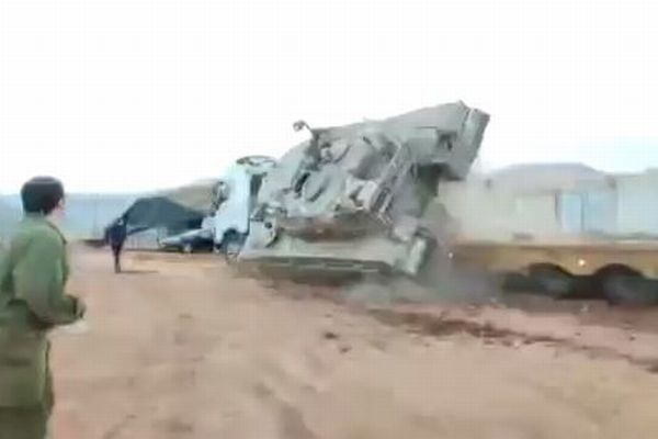 操縦ミスでイスラエルの戦車が横転、ド派手にひっくり返ってしまう