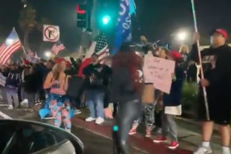 カリフォルニア州で夜間外出禁止令、それを無視し道路上には抗議する人々が集結