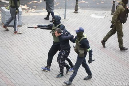 ベラルーシで行われている反政府デモ、警察が約400人も拘束