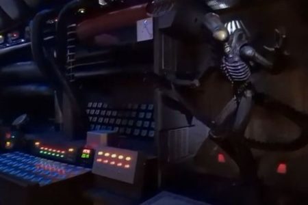 映画『エイリアン』に登場した宇宙船、男性が船内のセットを製作