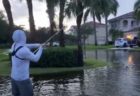 豪雨により水が溢れた通りで、男性が魚を釣り上げてしまう【アメリカ】