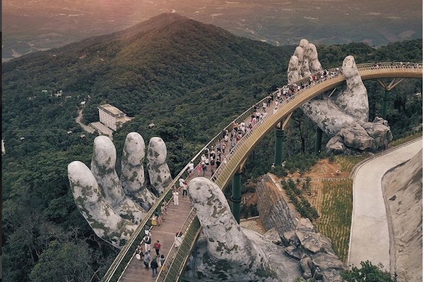 巨人の手が支える…ベトナムのファンタジーな橋が観光客に大人気