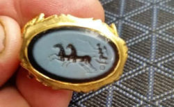 趣味のトレジャーハントで古代ローマの純金の指輪を発見