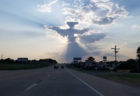 テキサス州で撮影された天使の形をした雲が神々しい