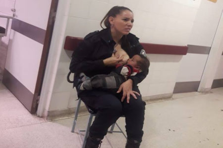 病院で泣く栄養失調の乳児に母乳を与えたのは、警備中の女性警官だった