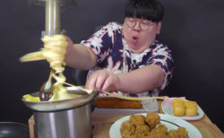 韓国大食いユーチューバーがチーズフォンデュで大惨事、人生を考えさせられる