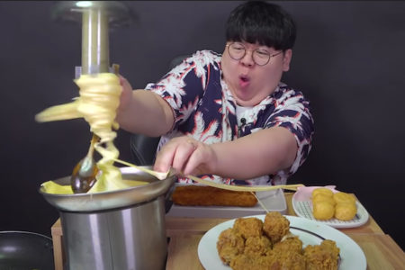 韓国大食いユーチューバーがチーズフォンデュで大惨事、人生を考えさせられる