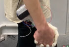 岐阜大学の研究室が、女の子と手を繋ぐ感覚をそっくり再現するVRデバイスを発表
