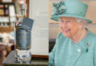 英国エリザベス女王がジンを発売、私邸で育てた柿と香草を使用