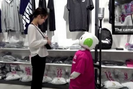 客にマスク着用を促し、売り場を案内する、日本のロボットが可愛い