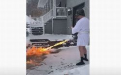 炎で雪を溶かし除雪、火炎放射器野郎の動画がワイルドすぎる