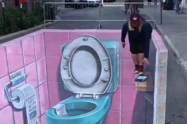 カナダの街に描かれた3Dアート、見ている人も混乱するトイレが面白い