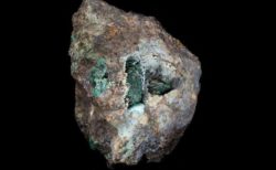 英の鉱山で見つかった岩石、その中に新しい鉱物が含まれることを発見