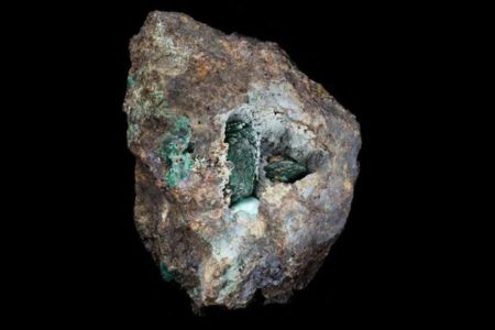 英の鉱山で見つかった岩石、その中に新しい鉱物が含まれることを発見