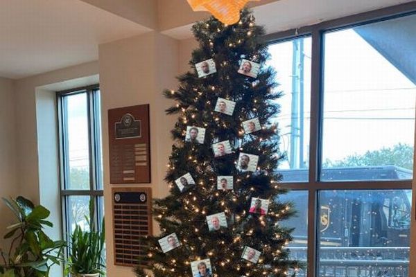 クリスマスツリーに受刑者の顔写真を飾りSNSに投稿、米保安官事務所が炎上