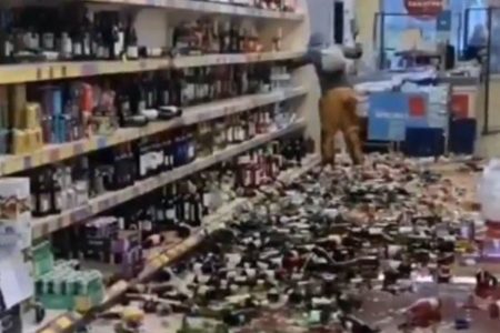 英のスーパーで女が暴挙、棚にあった無数のお酒のボトルを破壊