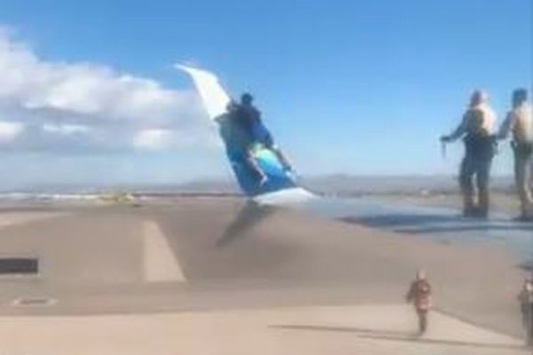 ラスベガスの空港で男が止まっていた旅客機に接近、翼の上に登る