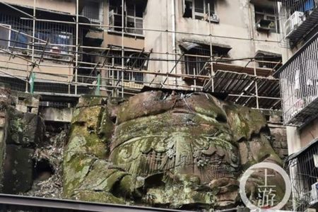 中国の街に頭部のない巨大な仏像、覆われていた植物の中から姿を現す